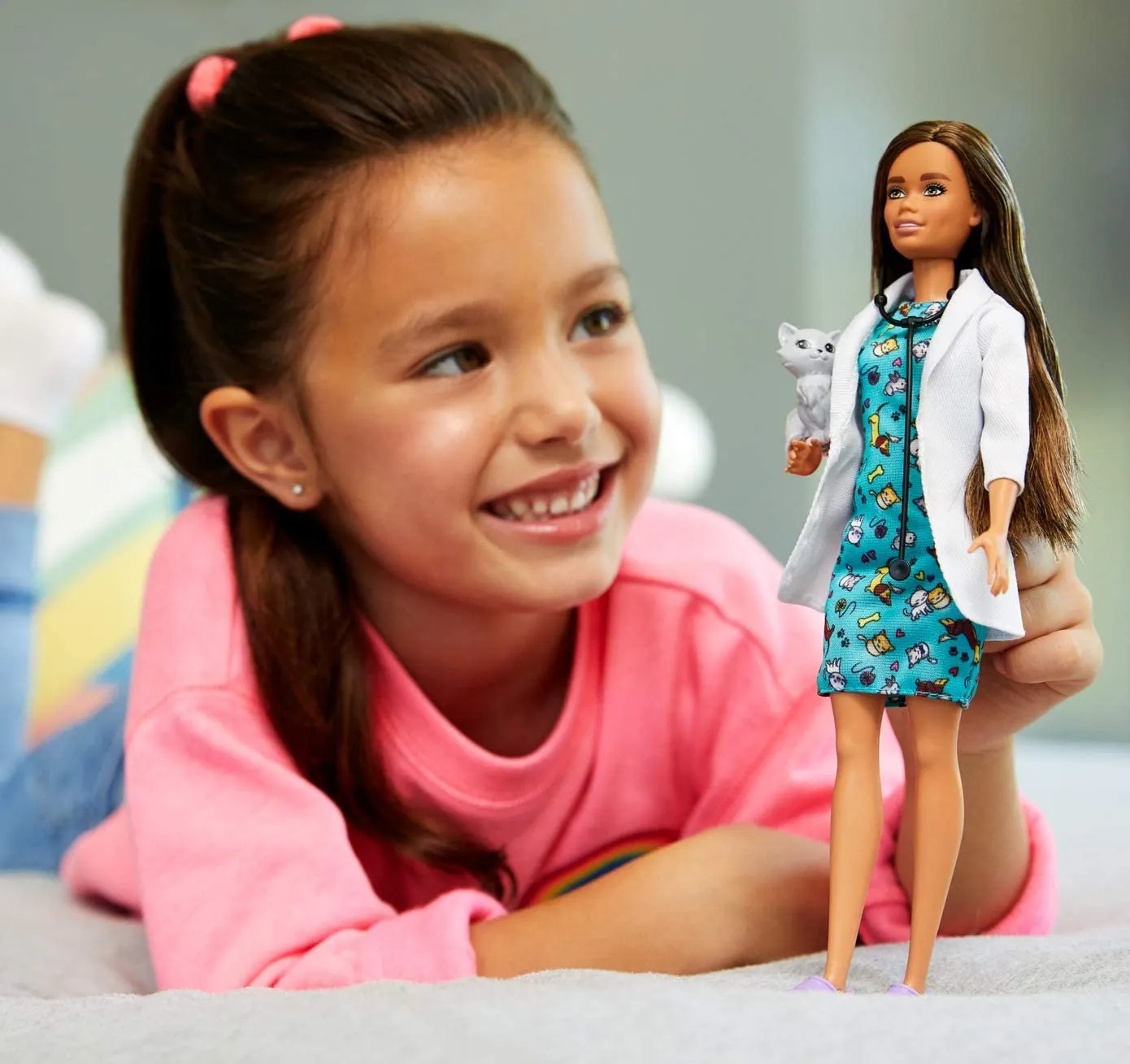 Barbie Pet Vet Brunette Doll with Career Pet print Dress, Medical Coat, Shoes and Kitty Patient