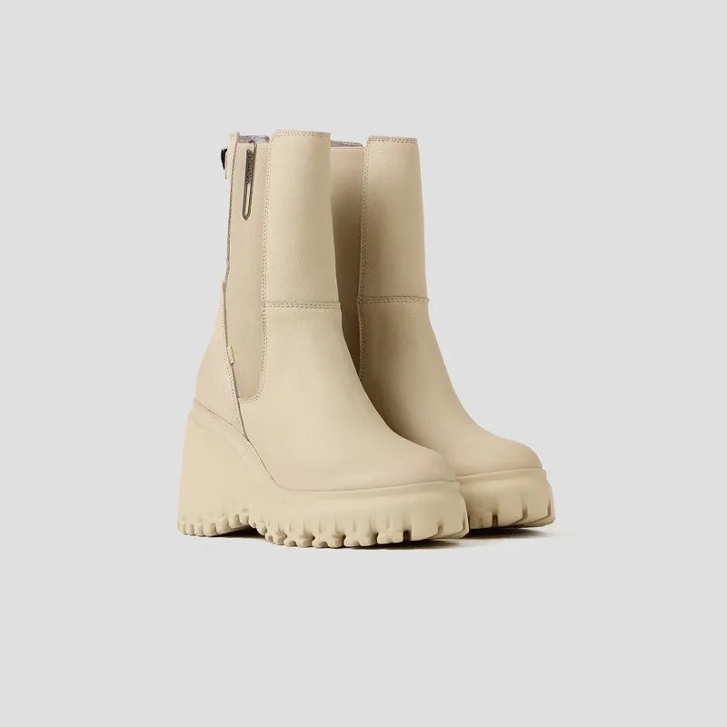 Curvy Chelsea Camel Boots