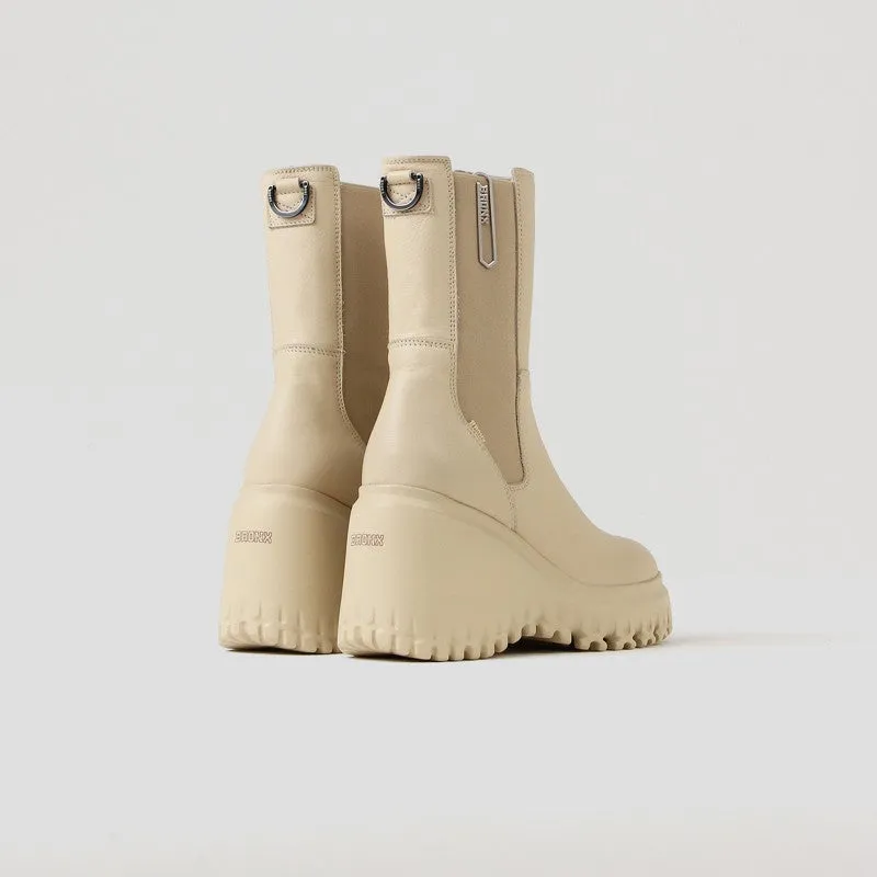 Curvy Chelsea Camel Boots