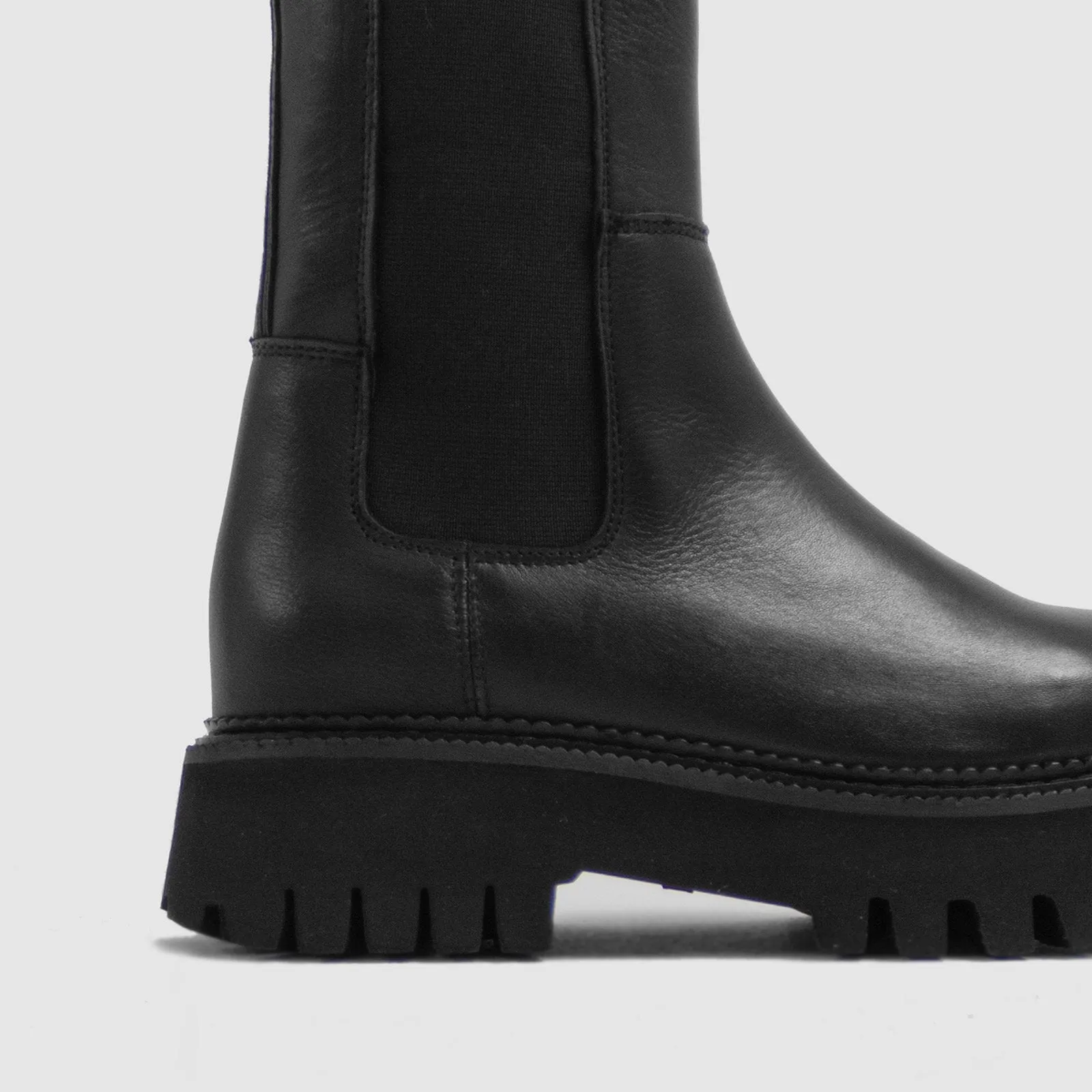 Groovy Chelsea Black Boots